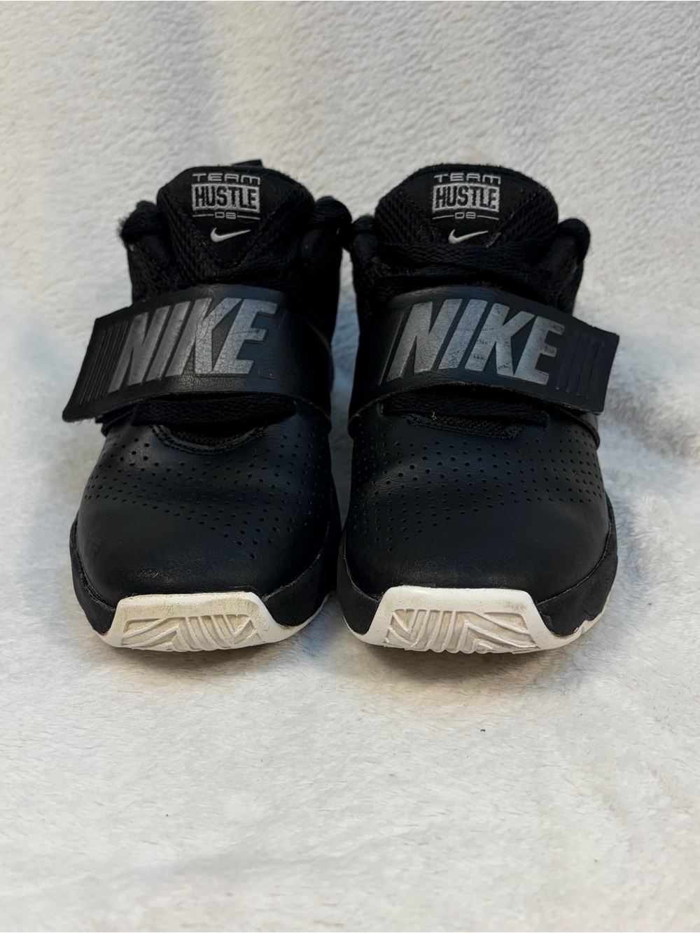 Nike Team Hustle Sneakers Youth Size 13.5C Black Leather Strap Basketball